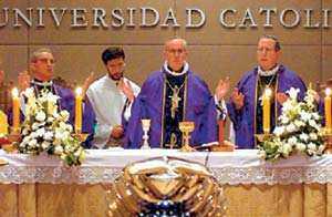 El cardenal Bergoglio preside la misa por el alma de monseñor Octavio Nicolás Derisi