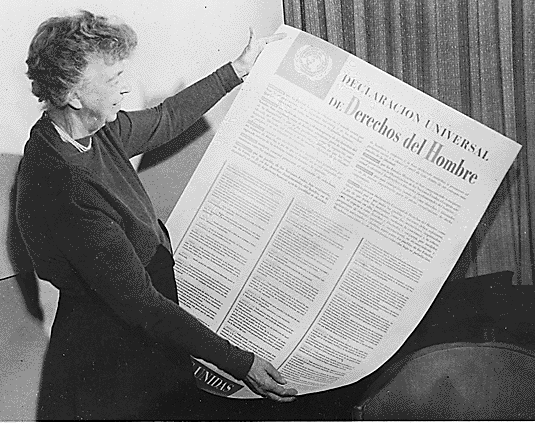 Eleanora Roosevelt ante un ejemplar en español de la versión mural de la Declaración Universal de Derechos del Hombre de 1948 Eleanora Roosevelt ante un ejemplar en español de la versión mural de la Declaración Universal de Derechos del Hombre de 1948