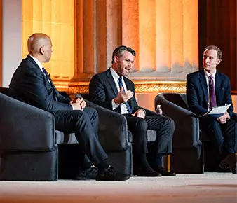 De izquierda a derecha: el senador Cory Booker (D-NJ), el senador Todd Young (R-IN), Shai Akabas (Bipartisan Policy Center) imagen