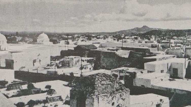 Túnez.– Rincón del barrio árabe, publicado en África. Revista española de colonización, Madrid, enero 1942, número 1, página 21 foto