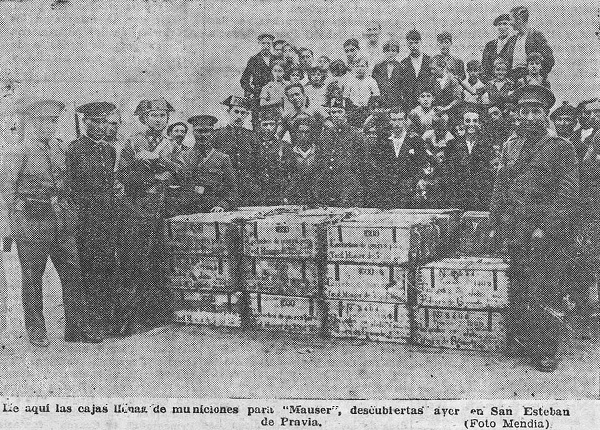 He aquí las cajas llenas de municiones para Mauser, descubiertas ayer en San Esteban de Pravia - Foto Mendía - Región, Oviedo, 12 de septiembre de 1934 municiones
